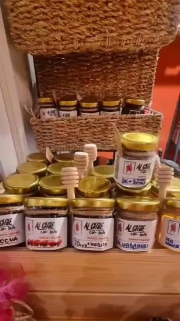 Botes de salsas y mieles caseras con la etiqueta del local