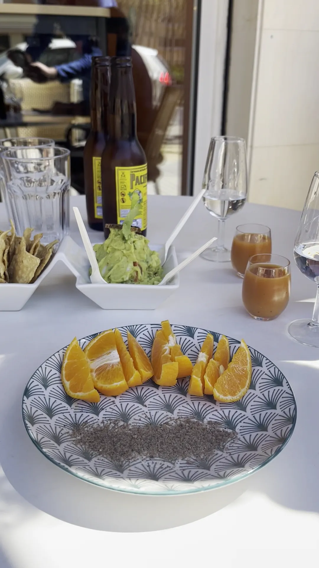 Mezcal servido con gajos de mandarina y sal de gusano