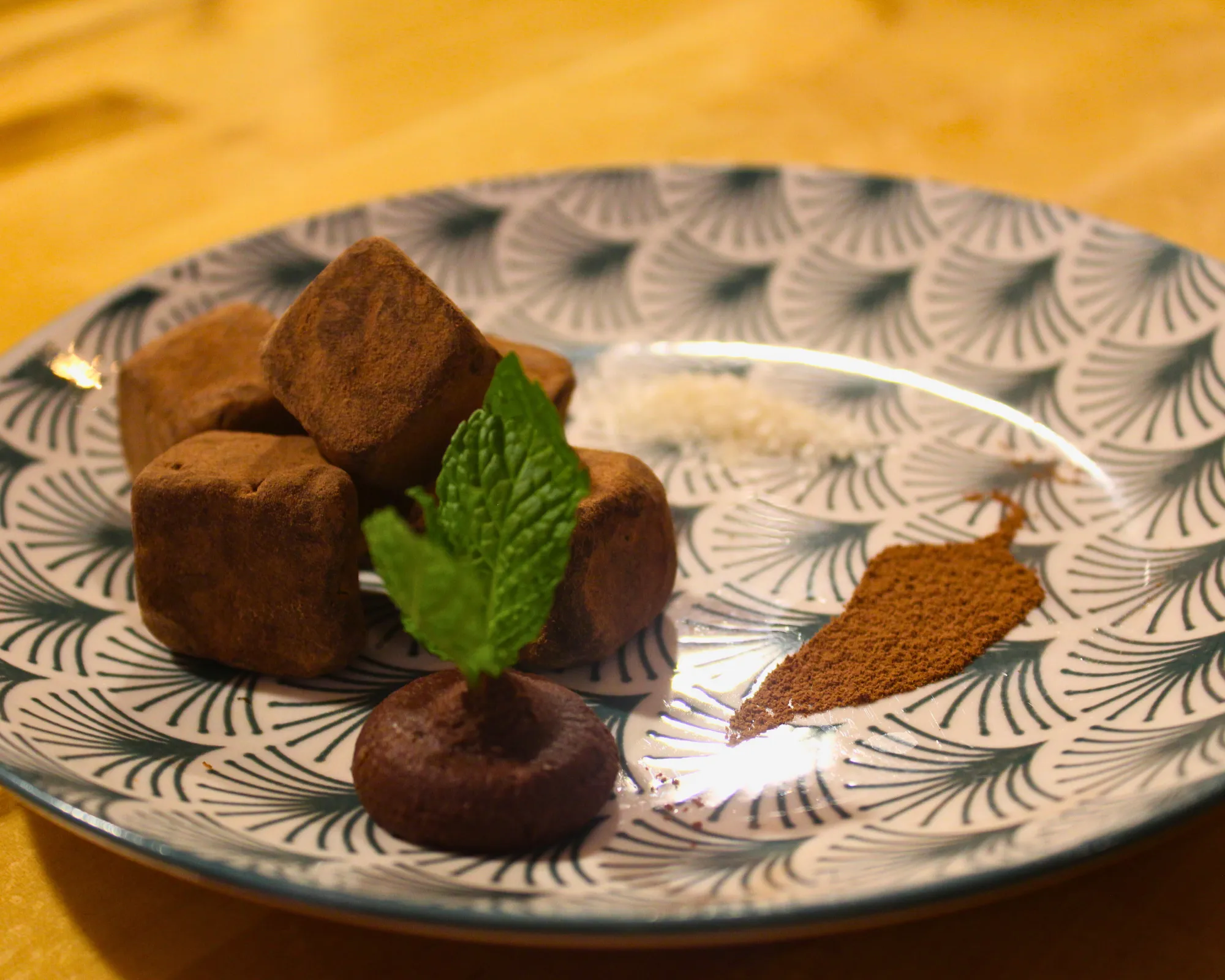 Trufas de chocolate con una hoja de menta y polvo de chile